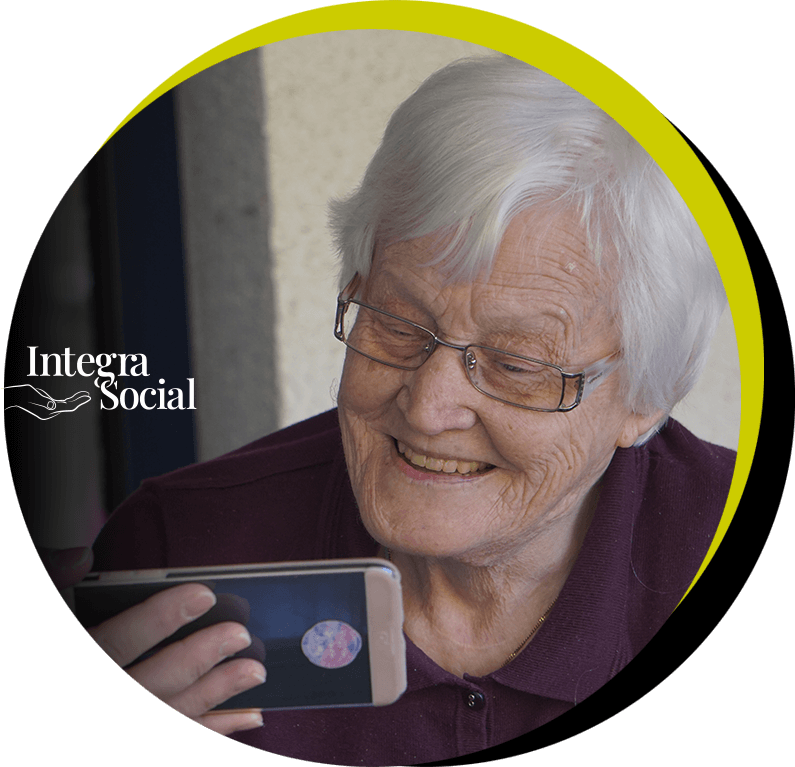 Señora mayor aprendiendo a utilizar un móvil
