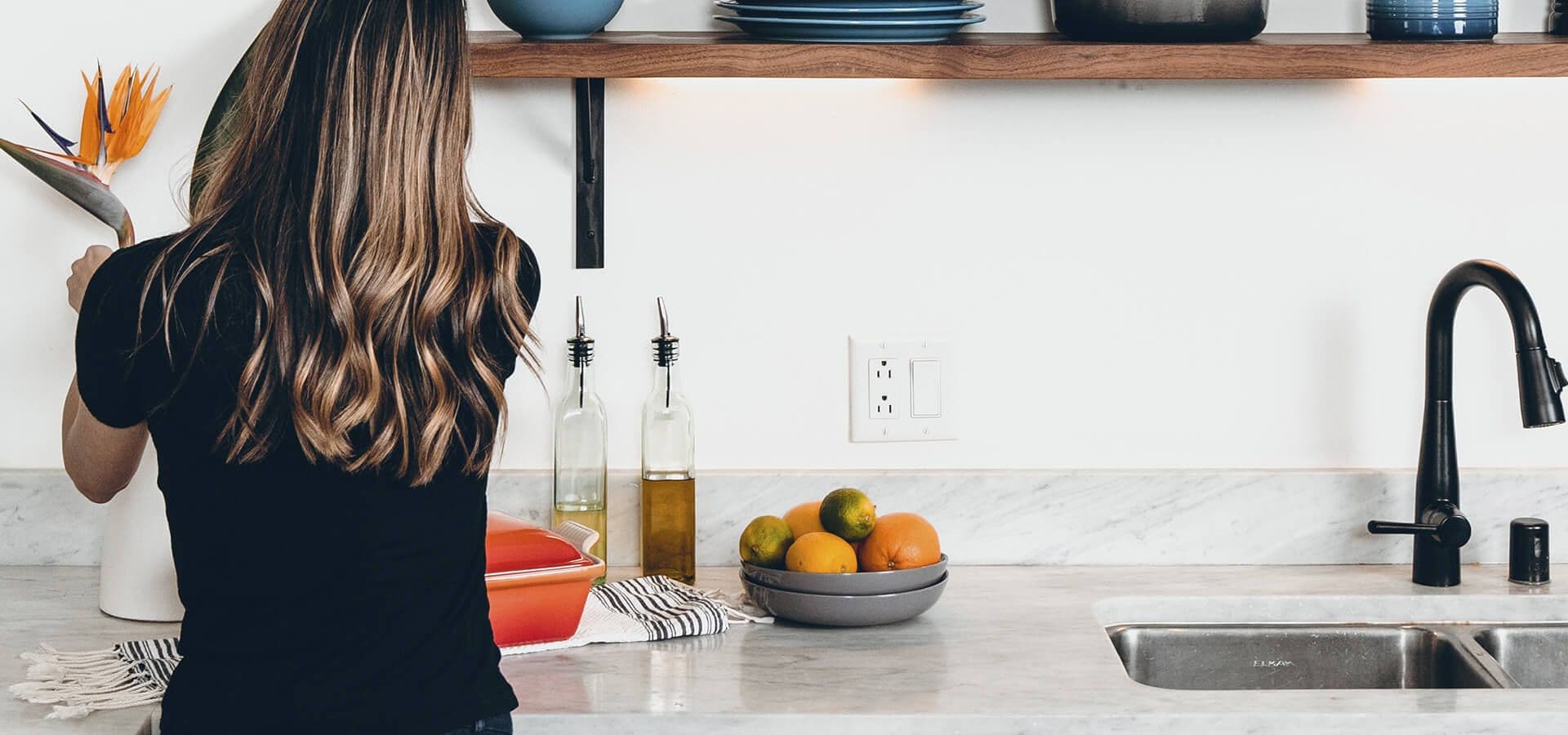 Cuidadora trabajando en la limpieza de la cocina