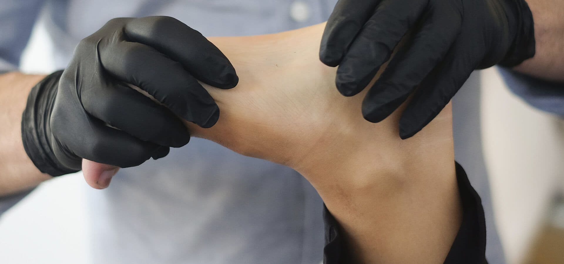 Fisioterapeuta trabajando en unos pies