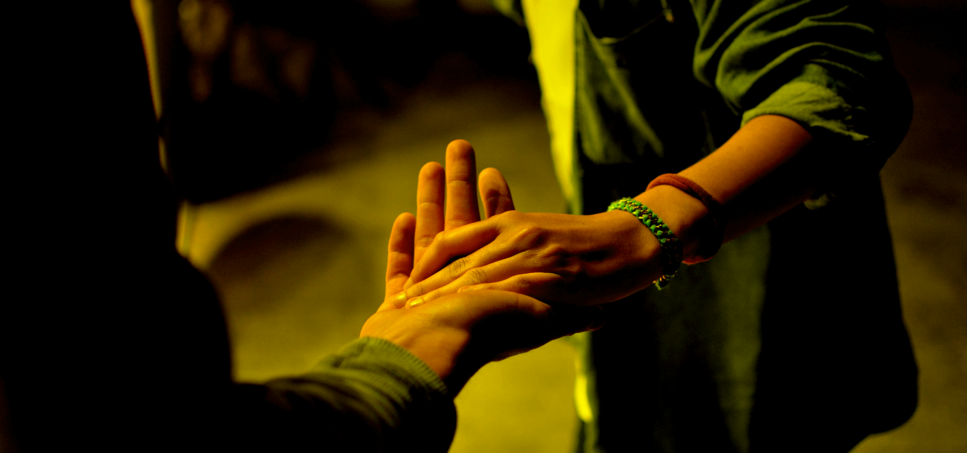 Cuidadora dando de la mano a la persona que cuida